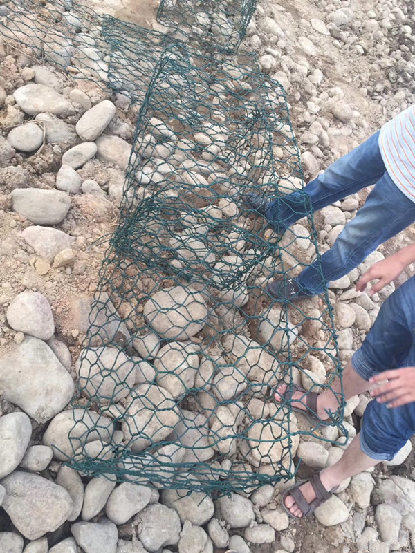鉛絲石籠網(wǎng)施工現(xiàn)場圖片