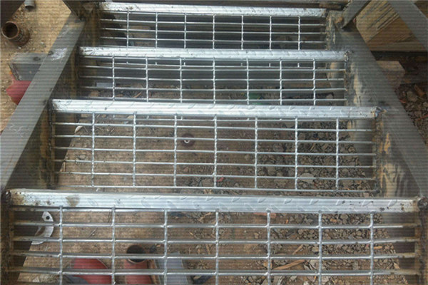 鋼架樓梯踏步板效果圖