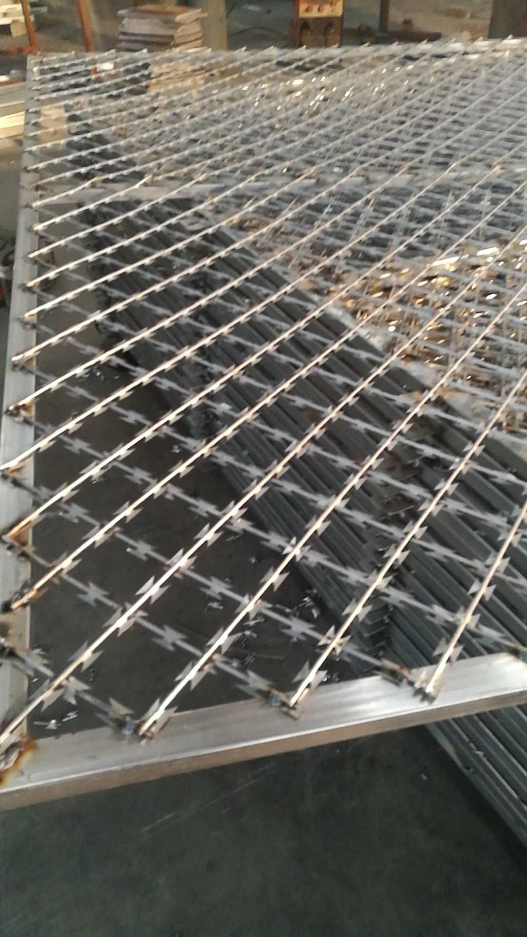 監(jiān)獄刀片刺繩防護(hù)網(wǎng)